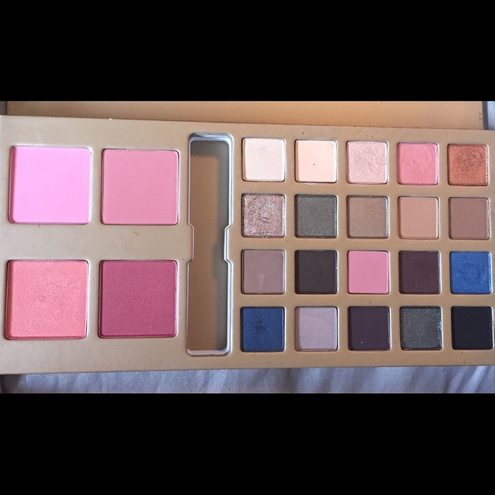 FINAL DAY OF SALE Stila A Whole Lot of Love